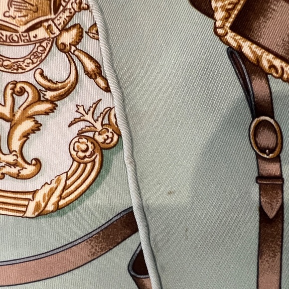 HERMES "ROYAL MEWS" Buckingham Palace SILK SCARF, 90, Pale Green - Picture 11 of 12